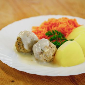 Essteller mit Kartoffeln, Königsberger Klopsen und Karottengemüse.